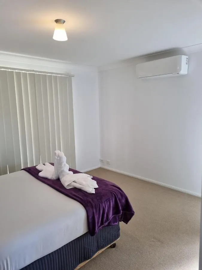 Blk Stays Guest House Deluxe Units Caboolture South 0*,